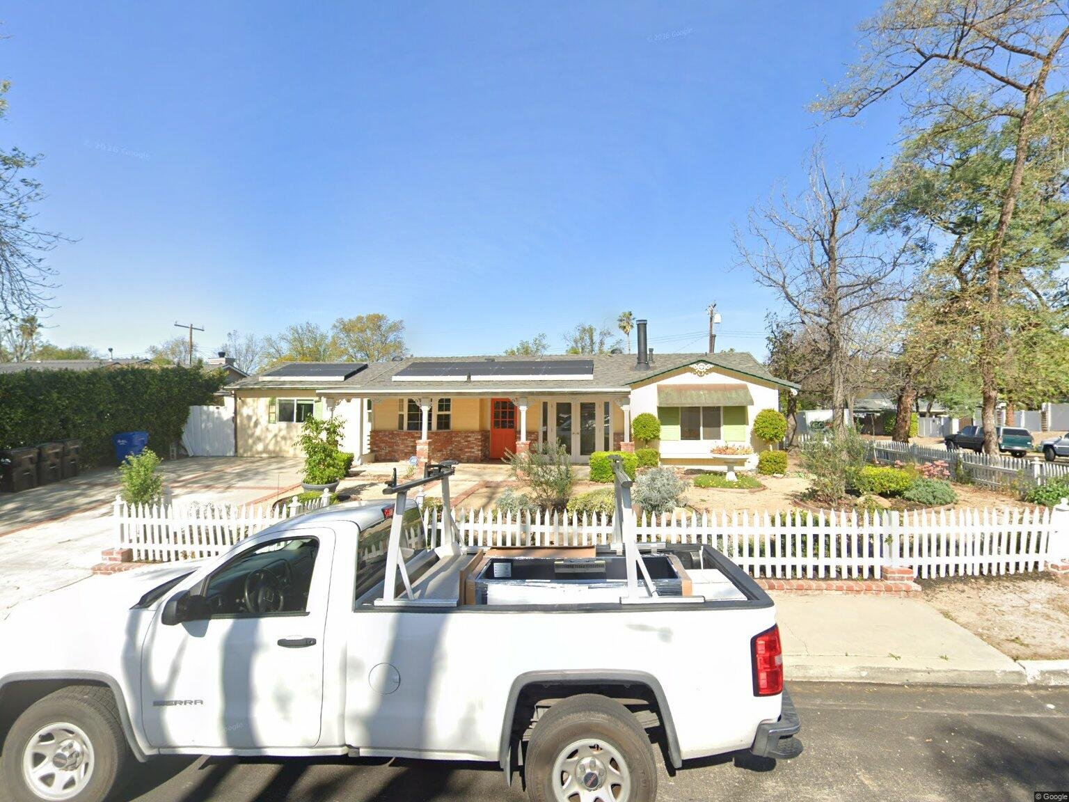 Exterior of 1389 Calle Durazno in Thousand Oaks