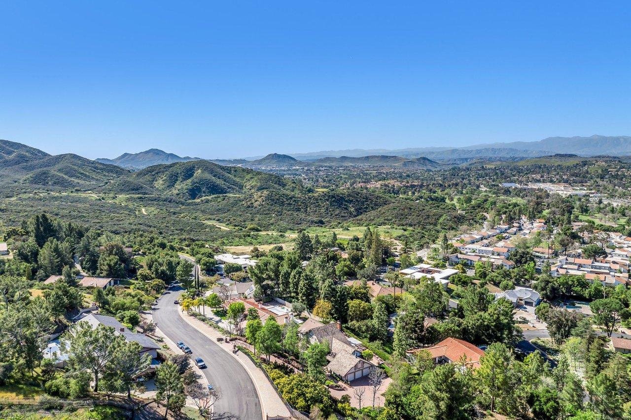 Scenic hills and residential communities in Thousand Oaks